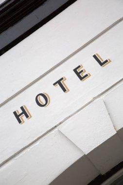 Bina Önündeki Otel Tabelası