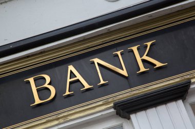 Bina Önündeki Banka Tabelası