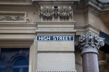 Bina Önündeki Ana Cadde Tabelası