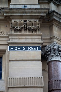 Bina Önündeki Ana Cadde Tabelası