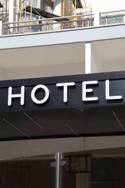 Bina Önündeki Otel Tabelası