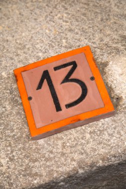 Taş Duvarda 13 Numara