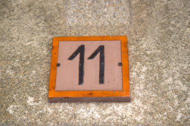 Taş Duvarda Turuncu Numara 11