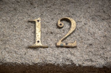 Taş Duvarın Önünde 12 Numara