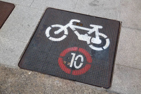 舗装上のサイクルレーン標識 — ストック写真