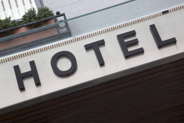 Bina Önündeki Otel Tabelası