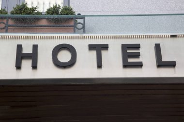 Bina Önündeki Otel Tabelası