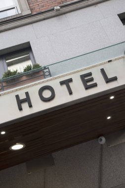 Bina Önündeki Otel Tabelası