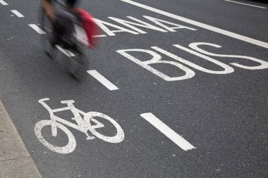 Bisikletçi ile otobüs yolu ve bisiklet yolu; Dublin; İrlanda