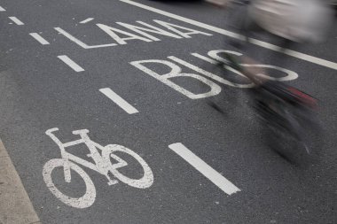 Bisikletçi, Dublin, İrlanda ile Otobüs Yolu ve Bisiklet Yolu