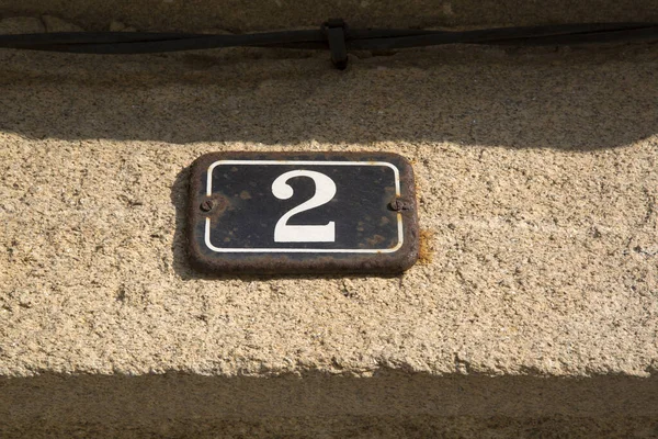 Nummer Zwei Auf Dem Hintergrund Der Mauer — Stockfoto