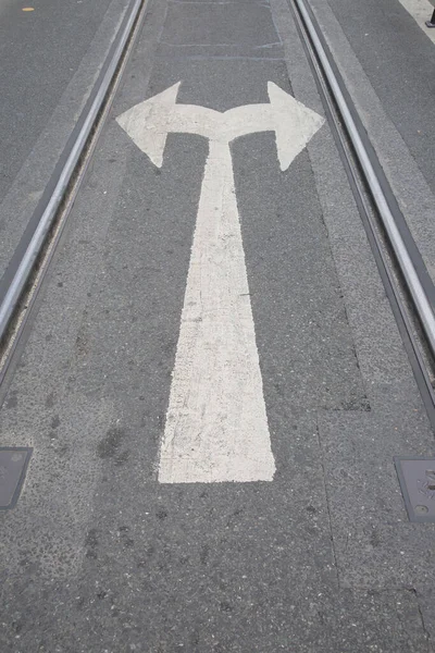 Dvojitý Znak Šipky Stopou Tramvaje — Stock fotografie