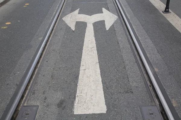 Doppeltes Richtungspfeil Schild Mit Straßenbahngleisen — Stockfoto