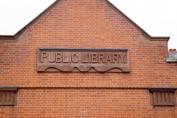Знак Публичной Библиотеки Кирпичной Стене — стоковое фото