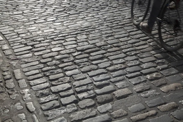 Cyklist Cobblestone Street Temple Bar Dublin Irland — Stockfoto