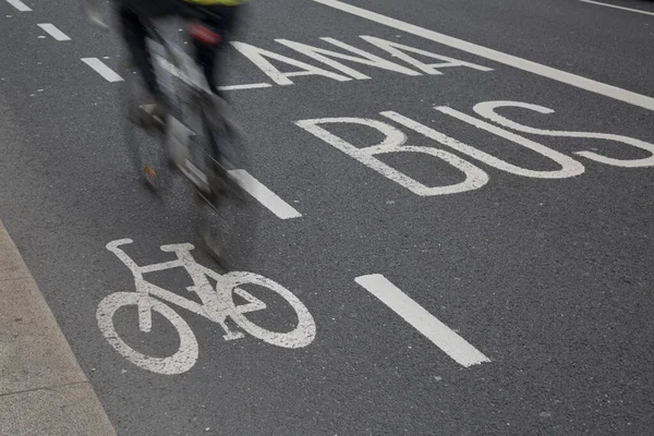 Autobús Carril Bici Con Ciclista Dublín Irlanda — Foto de Stock