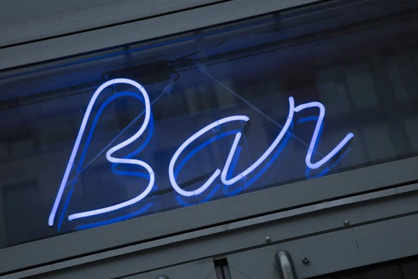 Verlichte Bar Sign Nachts — Stockfoto