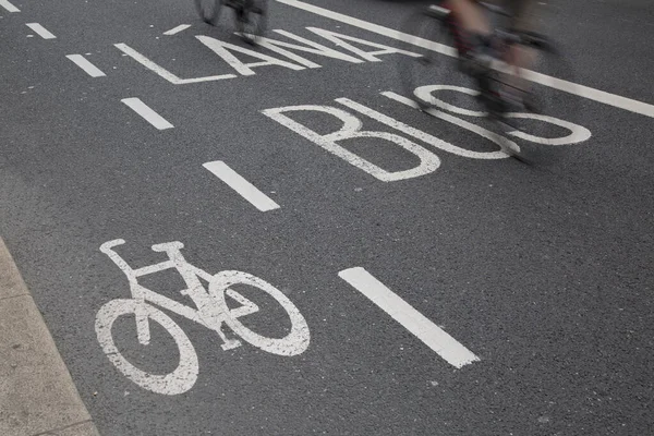 Autobús Carril Bici Con Ciclista Dublín Irlanda — Foto de Stock