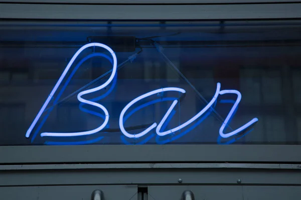 Verlichte Bar Sign Nachts — Stockfoto