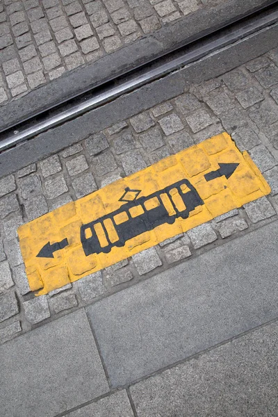 Znak Tramwajowy Tle Cobblestone — Zdjęcie stockowe