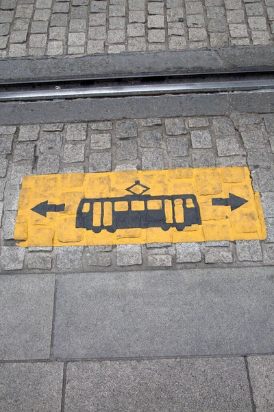 Straßenbahnschild Auf Kopfsteinpflaster — Stockfoto
