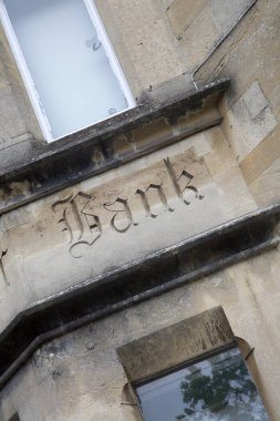 Bina Önündeki Banka Tabelası
