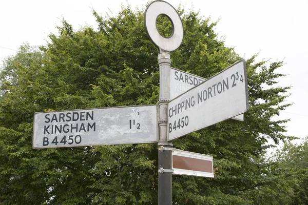 Sarsden Kingham Signpost Cotswolds — 스톡 사진