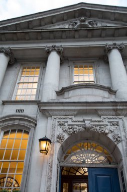 Kings Yolu üzerindeki belediye binası; Chelsea; Londra; İngiltere;