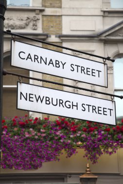 Carnaby ve Newburgh Street Tabelası; Londra; İngiltere;