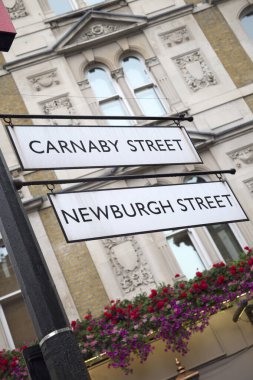 Carnaby ve Newburgh Street Tabelası; Londra; İngiltere;