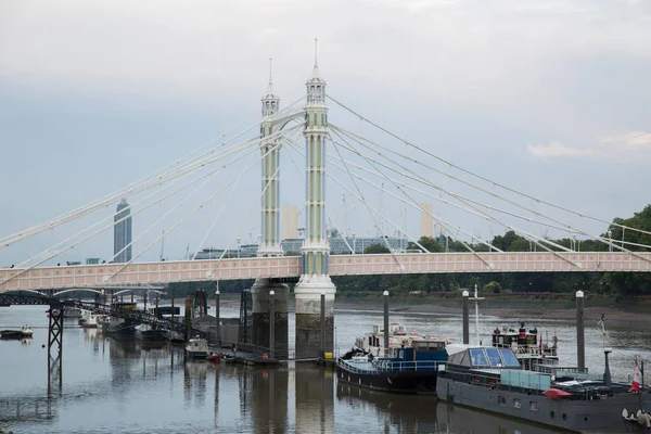 Albert Bridge Med Pråmar Chelsea London England Storbritannien — Stockfoto