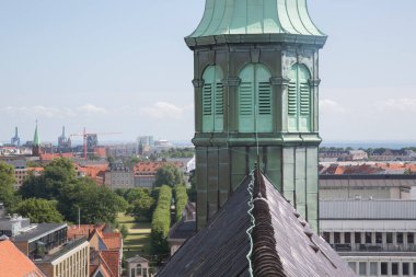 Danimarka 'nın Yuvarlak Kule kentinden Trinitatis Kilisesi' nin çatısı da dahil olmak üzere Kopenhag manzarası
