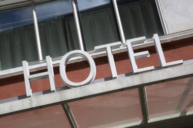 Bina Önündeki Çapraz Otel Tabelası