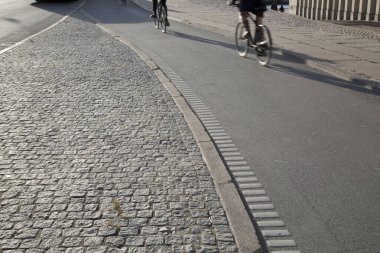 Cobblestone Caddesi 'ndeki bisikletçiler; Christianshavn; Kopenhag; Danimarka