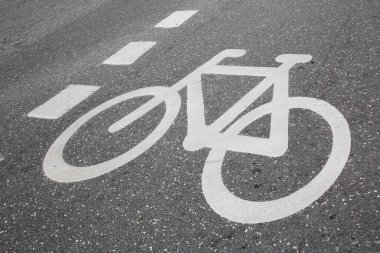 Yoldaki bisiklet yolu tabelası