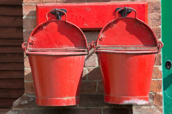 Zwei Rote Eimer Hängen Der Wand — Stockfoto
