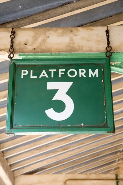 Groene Platform Drie Teken Ophangen — Stockfoto