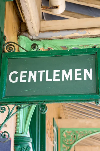 Verde Gentleman Toilette Segno Sulla Stazione Ferroviaria Piattaforma — Foto Stock