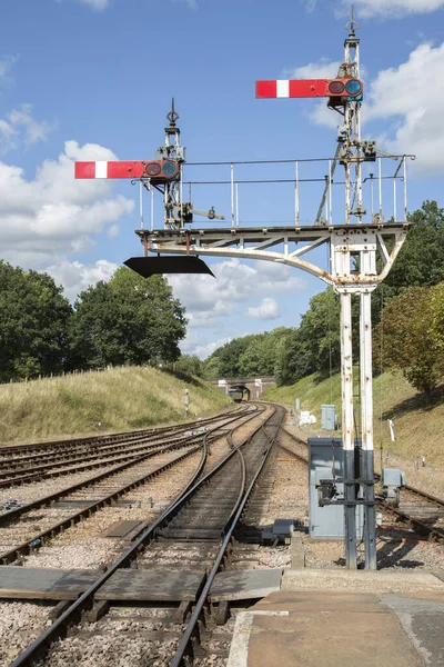 Sygnał Kolejowy Peronie Stacji — Zdjęcie stockowe