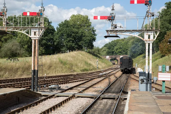 蒸気機関車が駅を発ちイギリス — ストック写真