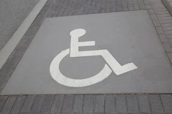 都市環境における障害者用駐車場標識 — ストック写真