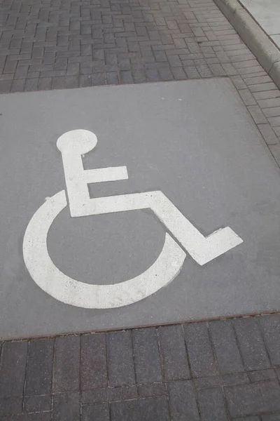 Behindertenparkschild Stadtgebiet — Stockfoto
