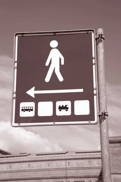 Verkehrszeichen Für Fußgänger Urbanen Umfeld Schwarz Weiß Sepia Ton — Stockfoto