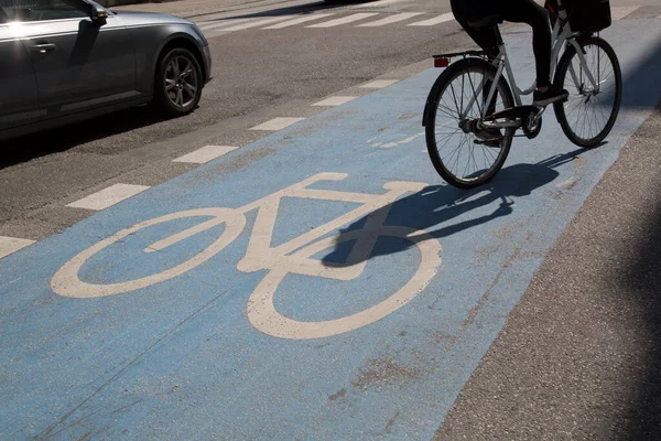 자전거 자전거와 자동차 코펜하겐 덴마크 — 스톡 사진