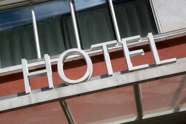 ビル正面に立つ斜めのホテルサイン — ストック写真