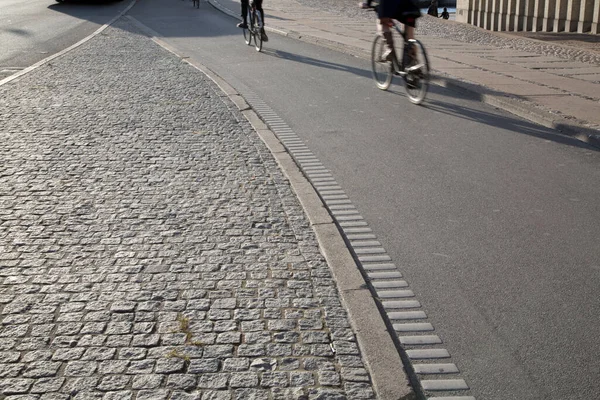 Cobblestone街上的骑自行车者 Christianshavn 哥本哈根 — 图库照片