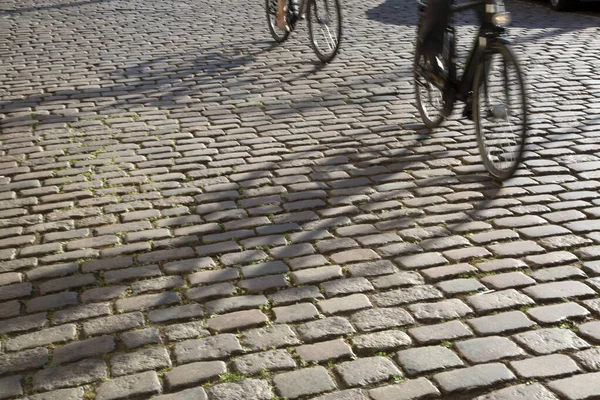 丹麦哥本哈根Cobblestones Christianshavn自行车手 — 图库照片