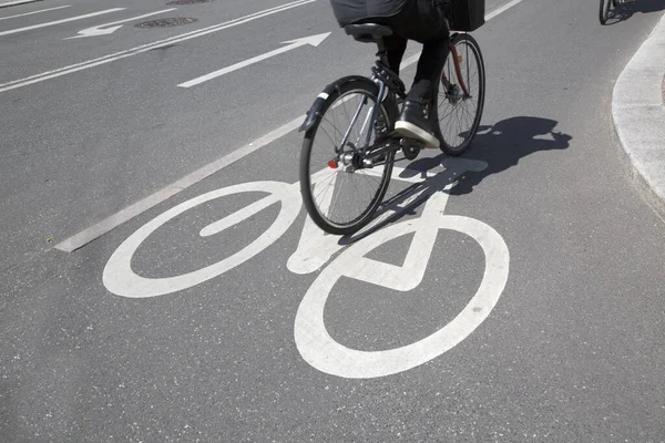 Bisikletçi Ile Bisiklet Yolu Kopenhag Danimarka — Stok fotoğraf