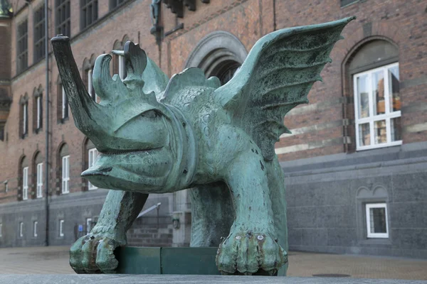 Dragon Figure Fora Câmara Municipal Copenhaga Dinamarca — Fotografia de Stock