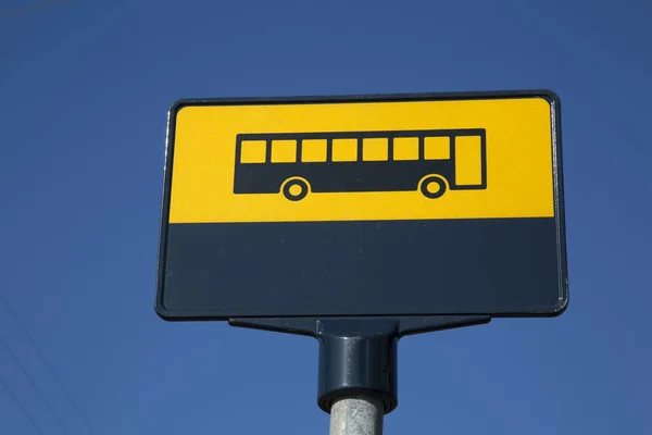 Yellow Bus Sign Στην Αστική Ρύθμιση — Φωτογραφία Αρχείου